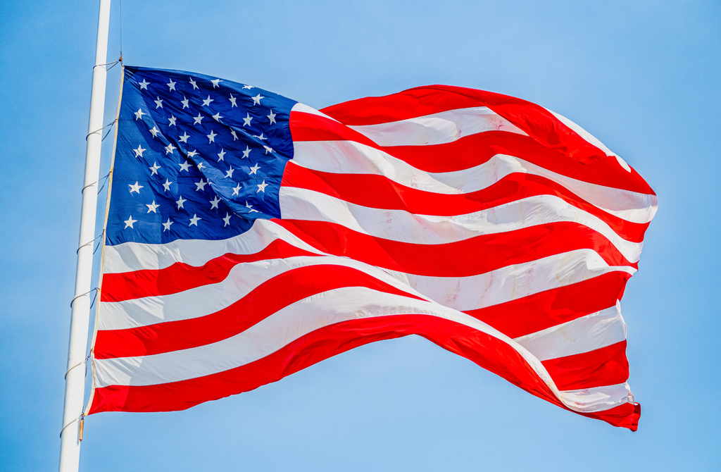 How to Display the American Flag With Military and State Flags